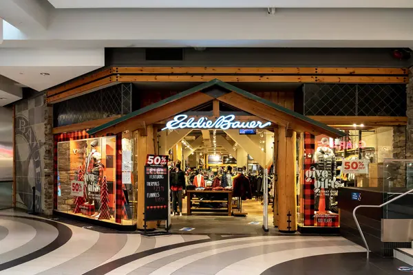 カナダ トロント 2020年11月9日 トロントのイートンセンターショッピングモールにエディ バウアー店が展示されています エディ バウアーは アメリカの会社エディ バウアー Llcが運営する衣料品店です — ストック写真