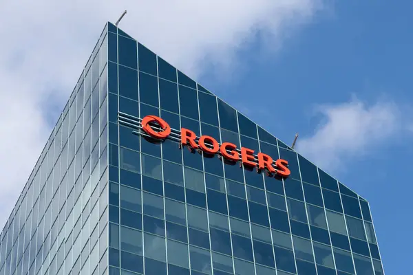 トロント オンタリオ カナダ 2020年10月31日 ロジャーズのサインはトロントのオフィスビルで見られます ロジャーズ コミュニケーションズ Rogers Communications Inc — ストック写真