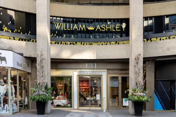 カナダ トロント 2020年11月20日 ウィリアム アシュリーの店がカナダのトロントのブルー ヨークビル ビジネス エリアに展示されている ウィリアム アシュリー — ストック写真