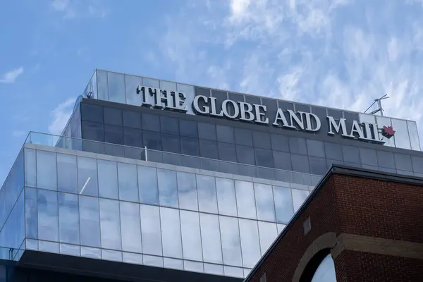 トロント カナダ 2018年6月19日 トロントの本社オフィスビルにグローブとメールのサイン グローブ アンド メール Globe Mail カナダ西部と中央部の5つの都市で印刷されたカナダの新聞である — ストック写真