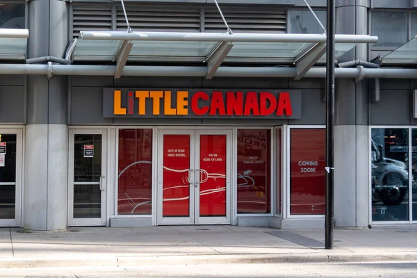 カナダ トロント 2020年11月9日 トロントのダウンタウンにあるヨンゴ ダンダス スクエア近くにある小さなカナダの店舗 リトルカナダは巨大なアニメーションアトラクションです — ストック写真