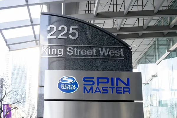 多伦多 加拿大 2020年11月28日 在多伦多国王圣W King 的总部外关闭Spin Master标志 Spin Master是一家加拿大全球玩具和娱乐公司 — 图库照片