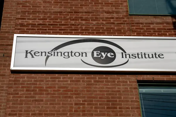 加拿大多伦多 2020年11月20日 肯辛顿眼科研究所的标志在加拿大多伦多学院街340号展示 肯辛顿眼科研究所是一个非盈利眼科手术中心 — 图库照片