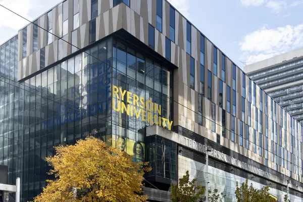 Τορόντο Καναδάς Νοεμβρίου 2020 Κτίριο Ryerson University Παρουσιάζεται Στο Κέντρο — Φωτογραφία Αρχείου