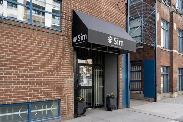カナダ トロント 2020年11月9日 トロントのシム インターナショナル オフィスへの入り口 Simは生産設備 ワークフロー デイリー ポストプロダクションソリューションのサプライヤーです — ストック写真