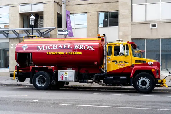 カナダ トロント 2020年11月9日 カナダのトロントの路上でマイケル ブラザーズのトラック マイケル ブラザーズはカナダの発掘会社 — ストック写真