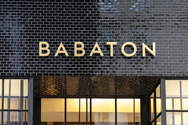 2020年11月9日 トロントのイートンセンターショッピングモールで バトン女子服店の看板が展示されています ババトンはアリッツィアの独占ブランドの1つです — ストック写真