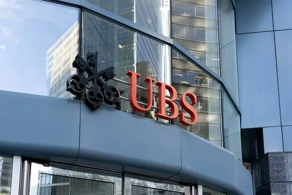 2020年11月9日 カナダ トロントのダウンタウンにあるUbsバンク カナダの建物にサイン UbsグループAgは スイスの多国籍投資銀行および金融サービス会社です — ストック写真