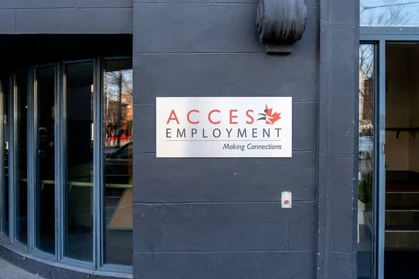 カナダ トロント 2020年11月20日 Accesの雇用サインがトロントのビルにあります Acces雇用は 資格のある従業員と雇用者をつなぐ非営利法人です — ストック写真