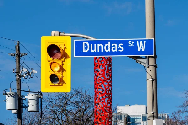 カナダ トロント 2020年11月28日 カナダのトロントのダウンタウンの交通信号でダンダスストリートサイン ダンダス ストリート Dundas Street はカナダのオンタリオ州の主要な歴史的動脈道路である — ストック写真