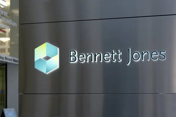 カナダ トロント 2020年11月14日 ベネット ジョーンズLlpのサインはトロントの100キング セント Wの本社外で見られます ベネット ジョーンズはカナダの法律事務所 — ストック写真