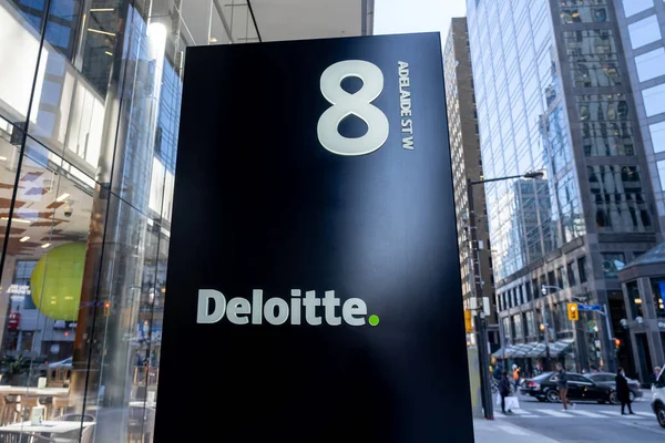 Toronto Kanada Oktober 2020 Tanda Deloitte Terlihat Luar Kantor Pusat — Stok Foto