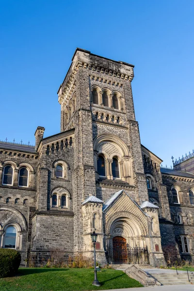 カナダ トロント 2020年11月28日 トロントのセントジョージキャンパスのU大学カレッジビル 1853年に創立され カレッジビルは国定歴史史跡に指定されている — ストック写真