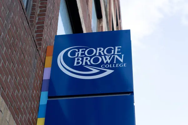 カナダ トロント 2020年11月9日 ジョージ ブラウン カレッジがトロントで見られるサイン ジョージ ブラウンは応用芸術と技術の公立大学です — ストック写真