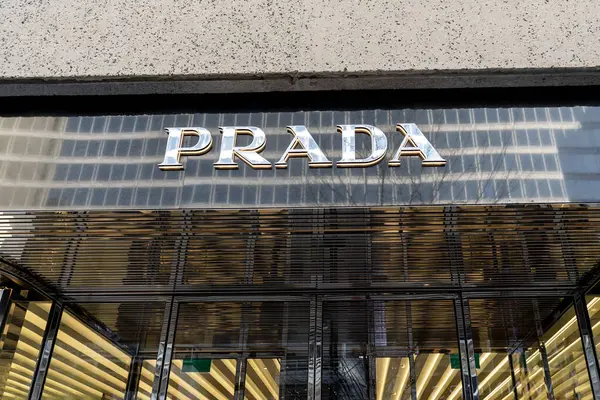 多伦多 2020年11月20日 在多伦多Bloor Yorkville商务区关闭Prada商店标志 Prada 是一家意大利豪华时装店 — 图库照片