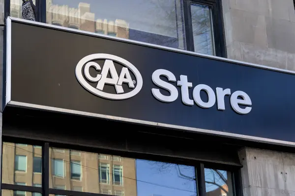 多伦多 加拿大 2020年11月28日 关闭多伦多建筑上的Caa商店标志 Caa 加拿大汽车协会 是加拿大的一个非营利汽车协会 — 图库照片