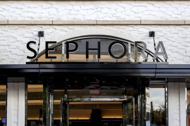 Orlando, Florida, ABD - 19 Şubat 2020: Orlando, Florida, ABD 'de Sephora mağaza vitrini tabelası. Sephora, 1969 yılında kurulan Fransız kozmetik mağaza zinciri.. 