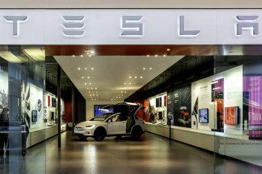 Tysons Corner, Virginia, USA- 14 Ocak 2020: Tesla mağazası Virginia, ABD 'deki Tysons Corner Center' da. Tesla, Inc. bir Amerikan elektrikli araç ve temiz enerji şirketidir..