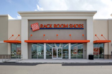 Orlando, Florida, ABD - 13 Şubat 2020: Orlando, Florida, ABD 'de bir Rack Room Shoes mağazası. Rack Room Shoes bir Amerikan ayakkabı perakendecisi.. 