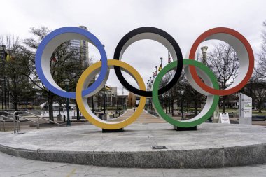 Atlanta, Georgia, ABD - 17 Ocak 2020: Atlanta, Georgia, ABD 'deki Centennial Olimpiyat Parkı' nda Olimpiyat Halkaları heykeli. 
