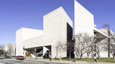 Washington D.C., ABD - 12 Ocak 2020: National Gallery of Art East Building, Washington D.C., ABD. Doğu Binası, Gallerys 'in modern ve çağdaş sanat koleksiyonuna ev sahipliği yapar.. 