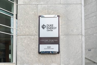 Charlotte, Kuzey Carolina, ABD - 15 Ocak 2020: Charlotte, ABD 'deki merkezlerinin duvarında Duke Enerji Merkezi' nin işareti. Duke Energy Corporation bir Amerikan elektrik şirketi. 