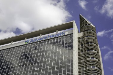Orlando, Florida, USA- 20 Şubat 2020: Orlando AdventHealth Orlando 'nun işareti, kâr amacı gütmeyen, üçüncü dereceden, araştırma ve akademik tıp merkezi, Orlando, Florida, ABD.
