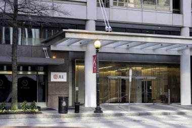 Washington D.C., ABD - 12 Ocak 2020: JLL Washington, D.C. ofisine giriş. Jones Lang LaSalle Incorporated (JLL), Amerikalı emlak şirketi.. 