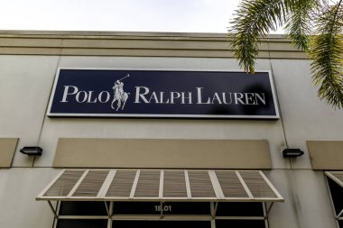 Orlando, Florida, ABD - 5 Şubat 2020: Polo Ralph Lauren mağazası tabelası Orlando, Florida, ABD 'deki Premium outlet mağazalarının girişinin üstünde. Ralph Lauren Corporation bir Amerikan moda şirketi..