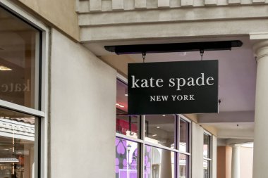 Orlando, Florida, ABD - 5 Şubat 2020: Orlando, Florida, ABD 'de Kate Spade mağaza tabelası. Kate Spade New York bir Amerikan lüks moda evi..