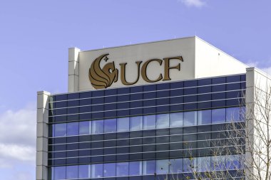 Orlando, Florida, USA- 9 Şubat 2020: Orlando, Florida, ABD 'deki Nona Kampüsü' ndeki binanın UCF logosu ve imzası. Central Florida Üniversitesi (UCF) bir devlet araştırma üniversitesidir.. 