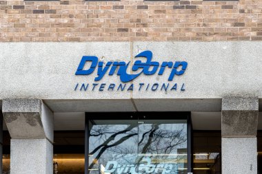 McLean, Virginia, ABD - 14 Ocak 2020: McLean, Virginia, ABD 'deki DynCorp Uluslararası merkez binasına giriş. DynCorp International bir Amerikan küresel hizmet sağlayıcısıdır..  