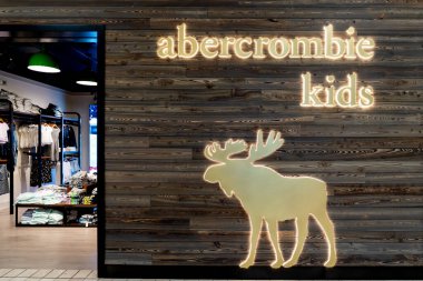 Houston, Teksas, ABD - 6 Mart 2022: Houston, TX, ABD 'de bir Abercrombie Kids mağazası. Abercrombie Kids, Abercrombie ve Fitch 'in sahibi olduğu bir çocuk giyim markası.. 