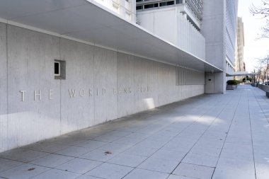 Washington D.C., ABD - 12 Ocak 2020: Dünya Bankası Grubu tabelası Washington D.C., ABD 'de görüldü. Dünya Bankası Grubu, gelişmekte olan ülkeler için finansman ve bilgi kaynaklarından biridir..