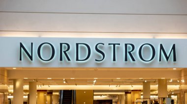 San Antonio, Teksas, ABD - 17 Mart 2022: San Antonio, Teksas, ABD 'deki bir alışveriş merkezinde Nordstrom mağazası. Nordstrom, bir Amerikan lüks mağaza zinciri.,