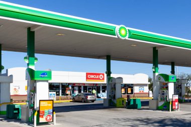 Orlando, Florida, ABD - 21 Ocak 2020: Orlando, Florida, ABD 'de K çemberi mağazası bulunan BP benzin istasyonu. BP plc merkezi Londra, İngiltere 'de bulunan çok uluslu bir petrol ve gaz şirketidir..  