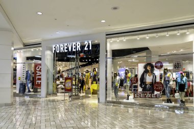 Toronto, Kanada - 17 Aralık 2018: Forever 21 mağaza önü Toronto Fairview Alışveriş Merkezi. Forever 21, Amerikalı hızlı moda perakendecisi..