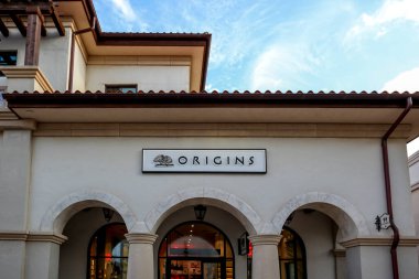 Orlando, Florida, USA- 19 Şubat 2020: Orlando, Florida, ABD 'de Origins mağazası. Orijinali bir Amerikan kozmetik markasıdır ve The Este Lauder Company 'nin orijinal markalarından biridir..