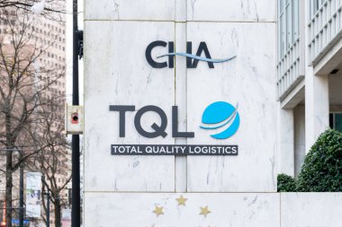 Atlanta, Georgia, ABD - 16 Ocak 2020: Atlanta, Georgia, ABD 'de TQL tabelası. Toplam Kalite Lojistiği (TQL), ABD 'nin en büyük ikinci nakliye komisyoncusudur..