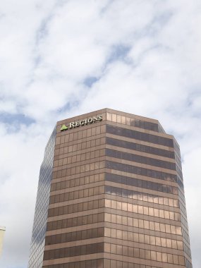 Orlando, Florida, ABD - 20 Şubat 2020: Orlando, Florida, ABD şehir merkezindeki Regions Bank binasının tepesi. Regions Financial Corporation, ABD 'li bir banka holding şirketidir..