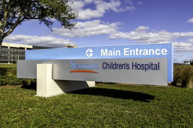 Orlando, Florida, ABD - 9 Şubat 2020: Orlando, Florida, ABD 'deki Nemours Çocuk Hastanesi İşareti.