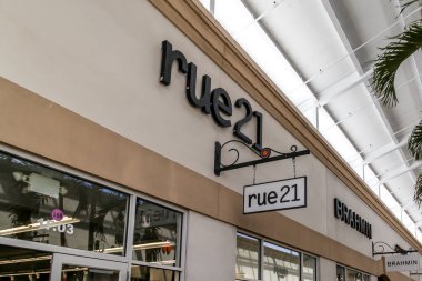 Orlando, Florida, ABD - 5 Şubat 2020: Orlando, Florida, ABD 'deki mağazanın önünde Rue21 tabelası; Rue21, Amerikan kadın giyim ve aksesuar perakendecisi..