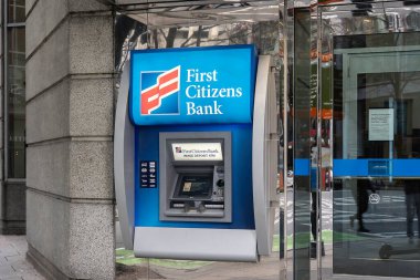 Charlotte, Kuzey Carolina, ABD - 15 Ocak 2020: Charlotte, NC, ABD 'deki First Citizens Bank ATM' lerinden biri. First Citizens Bancshare First Citizens Bank 'ı işleten bir Amerikan şirketidir..