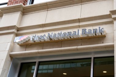 Pittsburgh, Pennsylvania, ABD - 11 Ocak 2020: Pittsburgh, Pennsylvania, ABD 'deki binada ilk Ulusal Banka tabelası. First National Bank bir Amerikan bankasıdır..