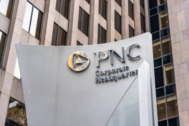 Pittsburgh, Pennsylvania, ABD - 11 Ocak 2020: PNC banka imzası Pittsburgh, ABD 'deki şirket merkezlerinin dışında, bir Amerikan banka holding şirketi ve finans hizmetleri şirketi.
