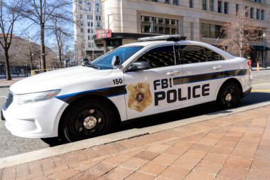 Washington, DC, ABD... 12 Ocak 2020: Washington, DC 'deki J. Edgar Hoover FBI binasında bir FBI polis arabası.