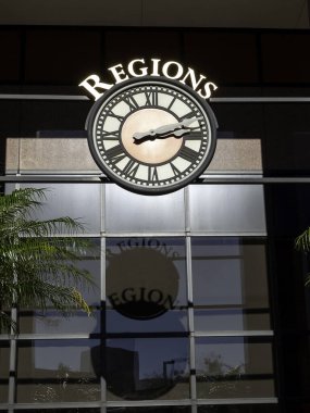 Orlando, Florida, ABD - 20 Şubat 2020: Orlando, Florida, ABD şehir merkezindeki Regions Bank şubesinin girişi. Regions Financial Corporation, ABD 'li bir banka holding şirketidir.