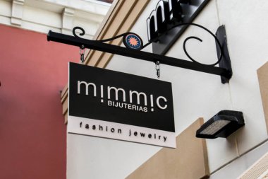 Orlando, FL, ABD - 21 Ocak 2022: Orlando, Florida, ABD 'deki bir alışveriş merkezinde Mimmic mağaza asma tabelası. Mimmic Moda Mücevherleri yüzük, kolye, bilezik ve küpe gibi takılar sunar..