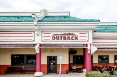 Orlando, Florida, ABD - 19 Şubat 2020 Orlando 'da Outback Steakhouse restoranı. Outback Steakhouse, Avustralya temalı bir Amerikan lokanta zinciri..