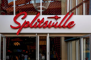 Orlando, Florida, USA- 19 Şubat 2020: Orlando, Florida, ABD 'deki Splitsville Lüks Yolları. Klasik, antika bir bowling salonu. Müzik, yemek ve eğlence üzerine yeni bir bakış açısı.. 